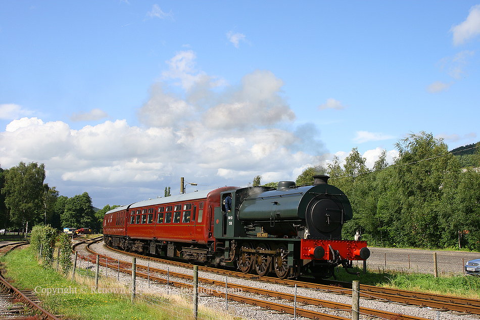 WD150 Royal Pioneer departing Rowsley